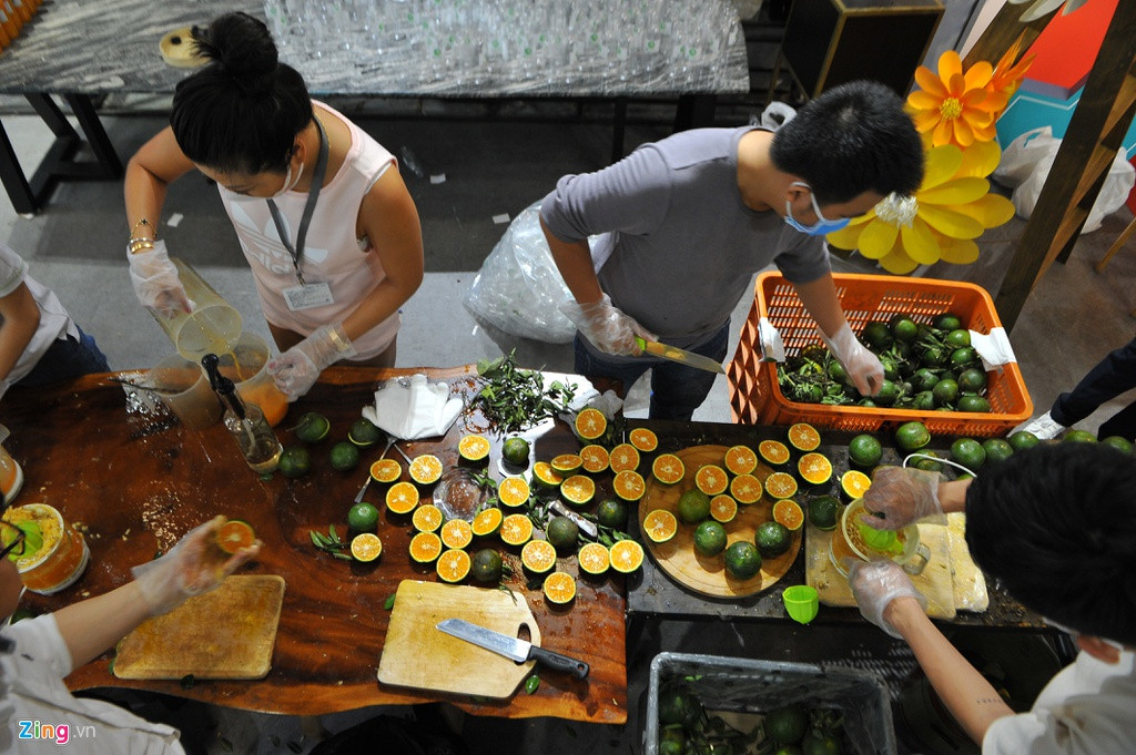 Tương tự, một nhóm bạn trẻ TP.HCM cùng nhau quyên góp tiền mua cam về ép nước đóng chai gửi tặng y bác sĩ, nhân viên y tế đang làm công tác phòng chống dịch COVID-19. Ảnh: Zing.