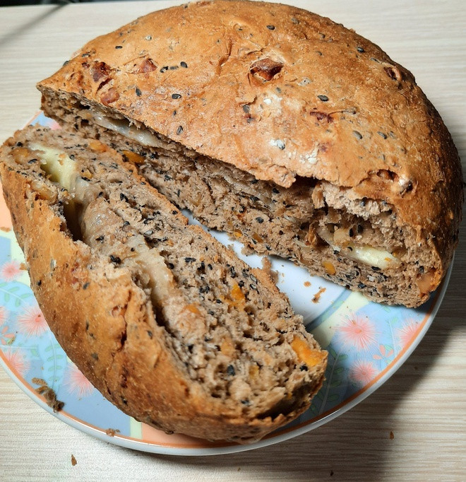 Mẻ bánh đầu tiên ra lò, ông nghĩ ngay đến việc đem tặng cho đội ngũ y, bác sĩ và những người như anh lái xe, chị lao công đang ở những bệnh viện điều trị bệnh nhân COVID-19 và các khu cách ly. Ảnh: Internet.