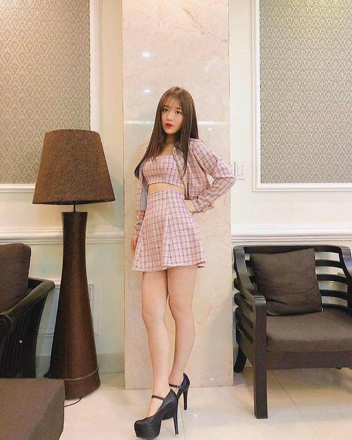 Người đẹp gốc Hàn khá chăm diện trang phục ngắn để khoe chân dài.