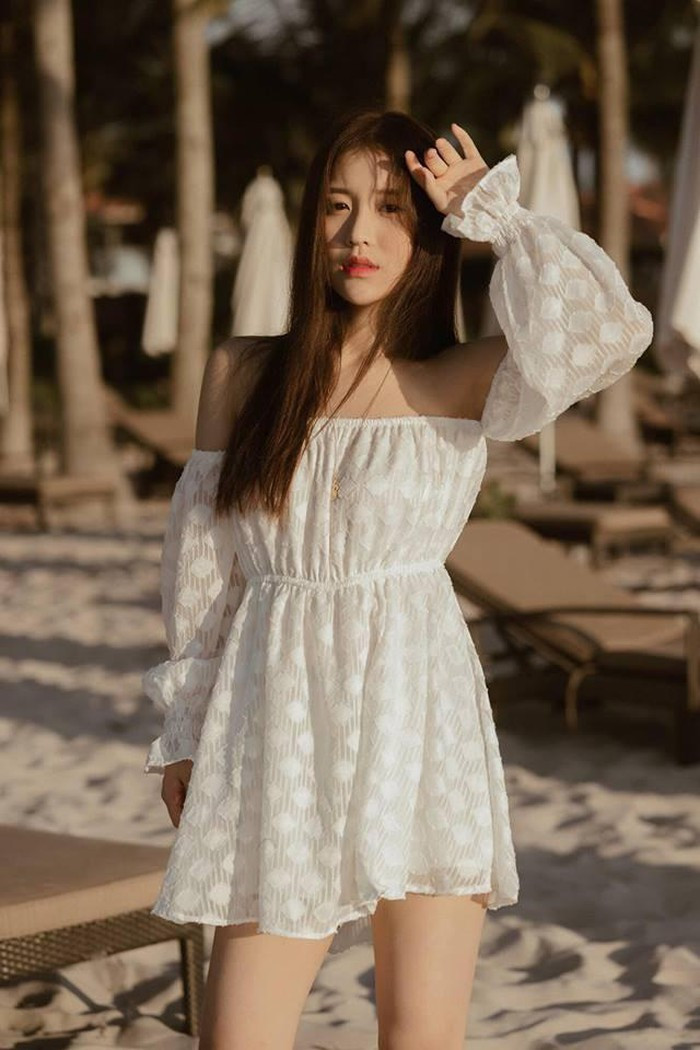 Để có được ngoại hình như hiện tại, người đẹp sinh năm 2000 phải tập luyện thể dục và ăn kiêng khá nghiêm ngặt. Han Sara cho biết cô phải gập bụng 200 cái mỗi ngày để sở hữu vòng eo con kiến.