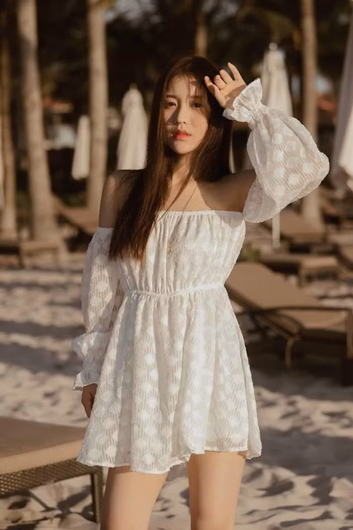 Để có được ngoại hình như hiện tại, người đẹp sinh năm 2000 phải tập luyện thể dục và ăn kiêng khá nghiêm ngặt. Han Sara cho biết cô phải gập bụng 200 cái mỗi ngày để sở hữu vòng eo con kiến.