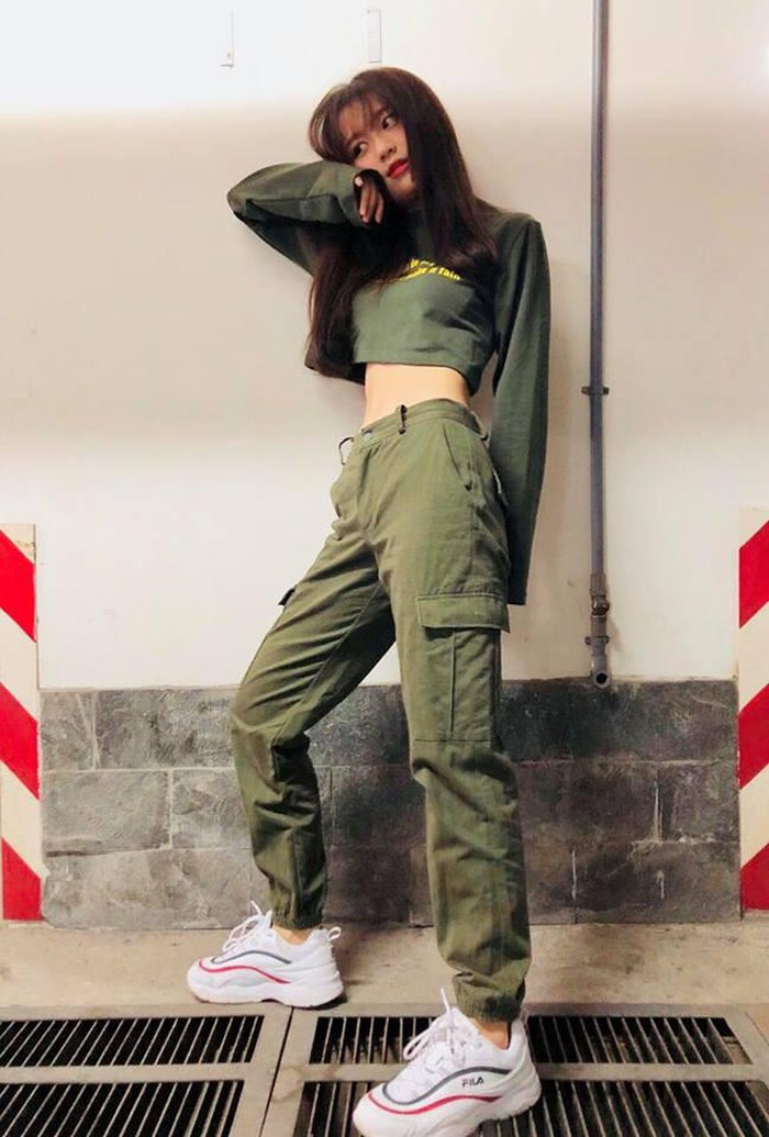 Không ít người dành lời khen ngợi cho vòng eo thon gọn chỉ 53 cm, đồng thời tò mò về bí quyết giảm cân của nữ ca sĩ bởi trước đó, cô nàng sở hữu thân hình mũm mĩm.