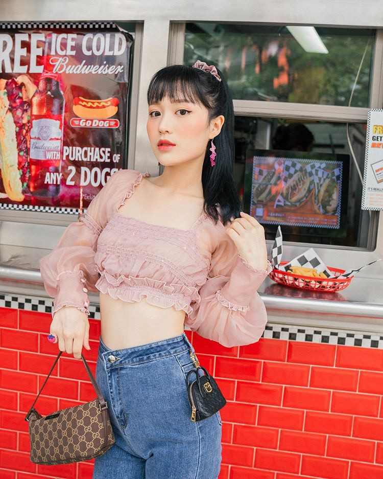 Nữ ca sĩ Han Sara không chỉ gây ấn tượng với người hâm mộ nhờ những sản phẩm âm nhạc chất lượng mà cô còn thu hút bởi ngoại hình xinh đẹp với vòng eo siêu nhỏ 53cm.