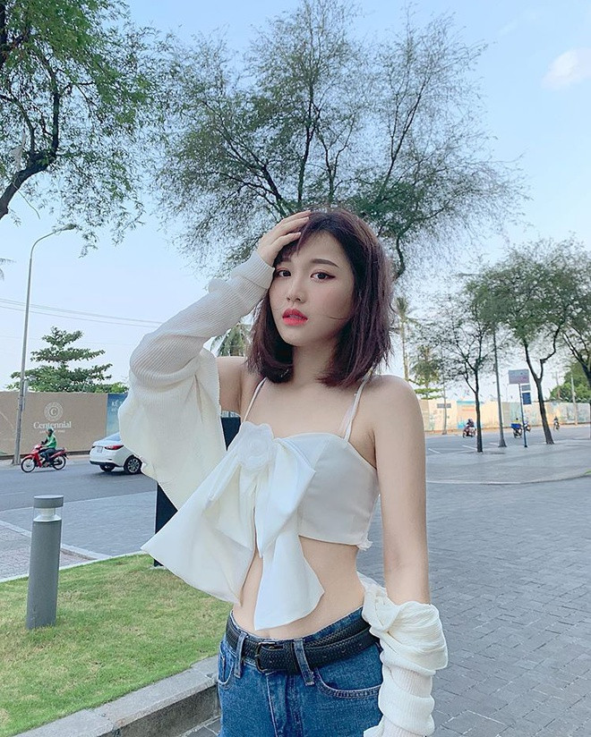 Những kiểu áo croptop “lộ” khéo vòng eo siêu nhỏ được cô nàng ưu ái.