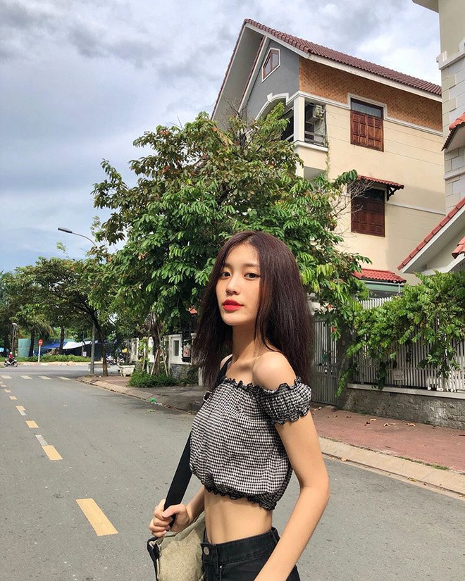 Với vòng eo con kiến, nữ ca sĩ 10X ngày càng chuộng phong cách ăn mặc gợi cảm.