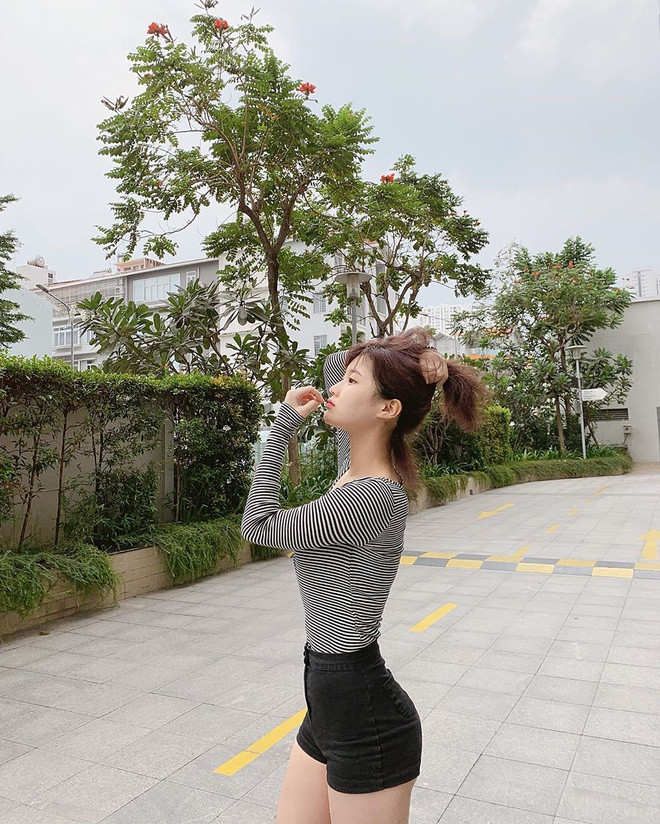 Ngoài ra, Han Sara còn luyện tập boxing thường xuyên để giảm mỡ trên toàn bộ cơ thể. Nữ ca sĩ có niềm đam mê rất lớn với boxing, có khi còn luyện tập đến 5 tiếng đồng hồ 1 ngày. Ảnh: Internet. Video "Minh Hằng chia sẻ về phong cách thời trang". Nguồn: VTC.