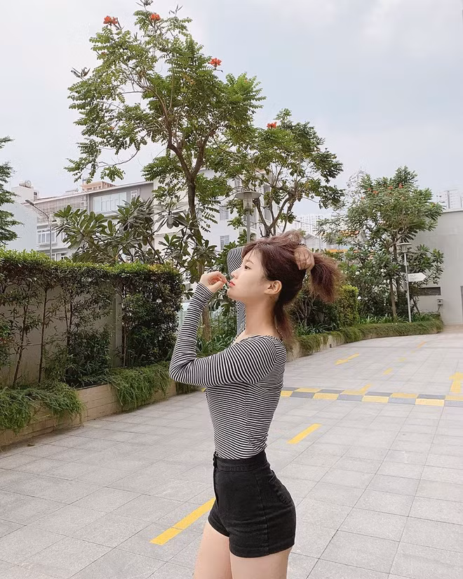 Ngoài ra, Han Sara còn luyện tập boxing thường xuyên để giảm mỡ trên toàn bộ cơ thể. Nữ ca sĩ có niềm đam mê rất lớn với boxing, có khi còn luyện tập đến 5 tiếng đồng hồ 1 ngày. Ảnh: Internet. Video "Minh Hằng chia sẻ về phong cách thời trang". Nguồn: VTC.