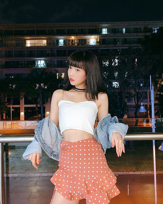 Phong cách thời trang gợi cảm của Han Sara khiến người đối diện bị thu hút.