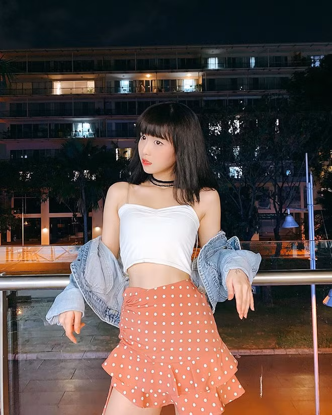 Phong cách thời trang gợi cảm của Han Sara khiến người đối diện bị thu hút.