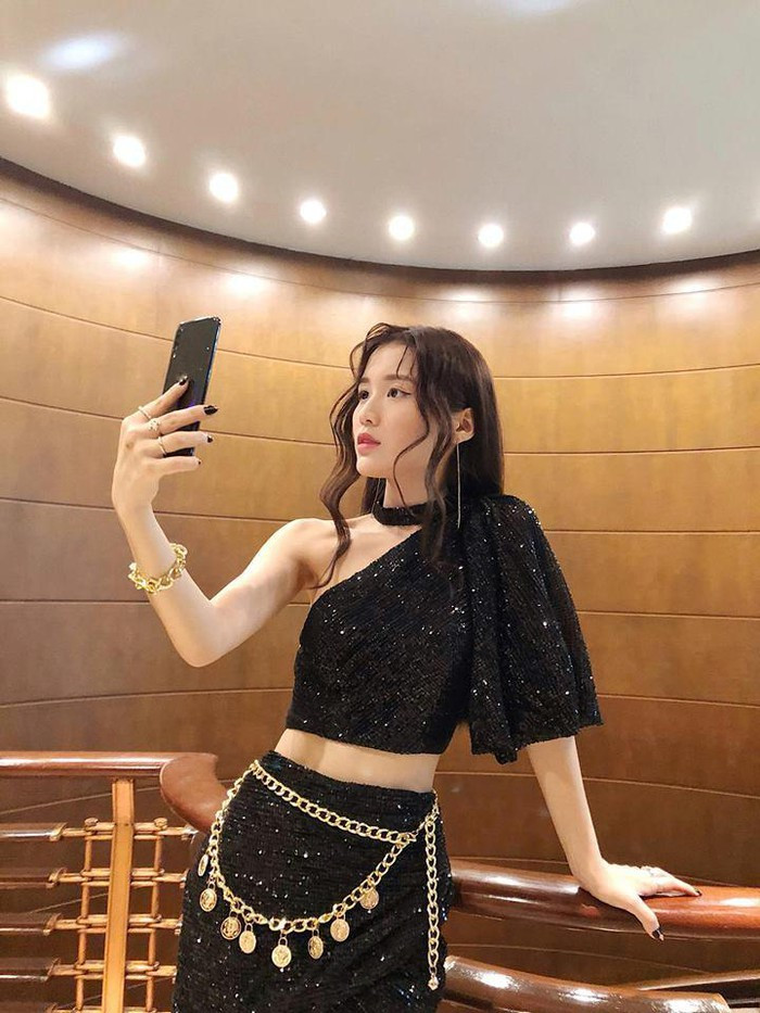 Người đẹp sinh năm 2000 diện áo váy nổi bật khoe eo một cách tinh tế.
