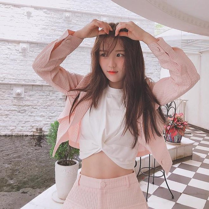 Bộ đồ phối hai màu trắng hồng mang lại sự trẻ trung, nữ tính của người đẹp.