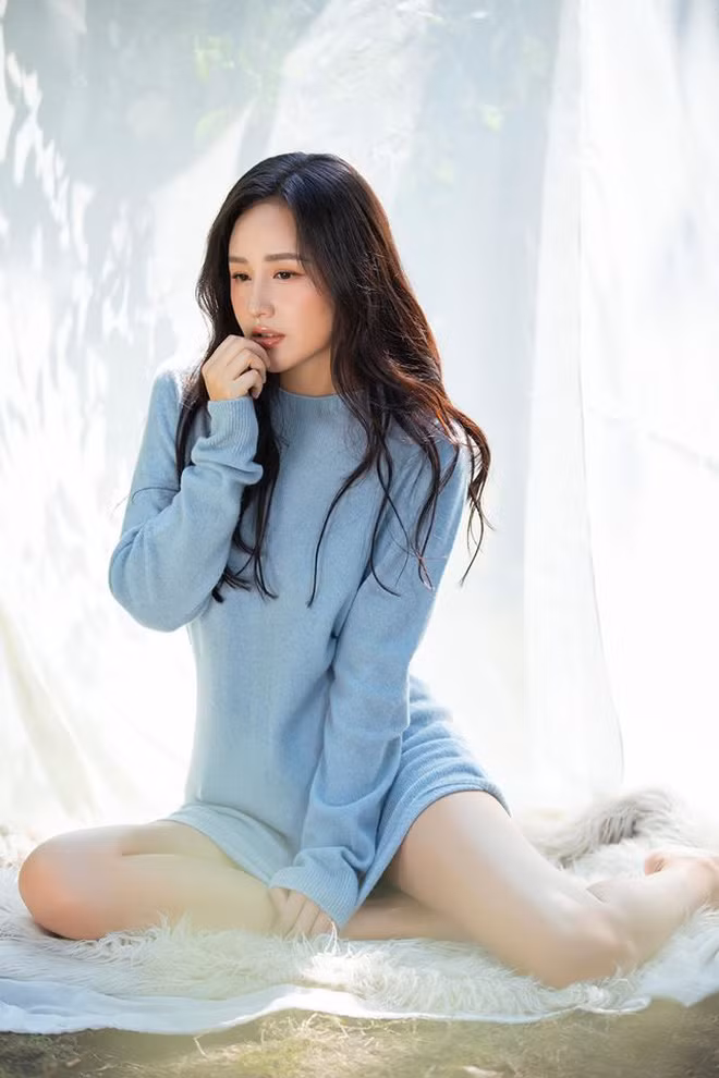 Chiếc đầm len mỏng dáng rộng tôn lên đôi chân dài miên man của hoa hậu sinh năm 1988.