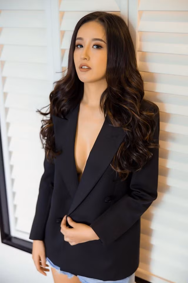 Mai Phương Thuý từng gây tranh cãi khi diện áo vest không nội y phối với quần short jean. Ảnh: FBNV.