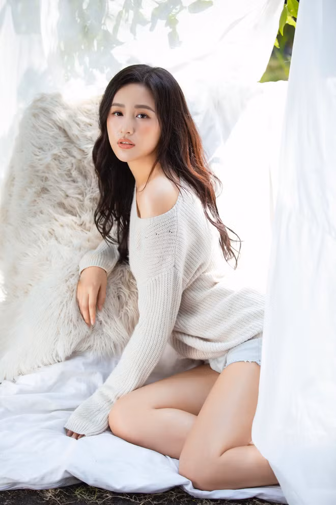 Chiếc áo len mỏng cổ rộng phối với quần short theo style "giấu quần" khiến đôi chân của người đẹp gốc Hà thành trở nên thon dài và gợi cảm hơn.