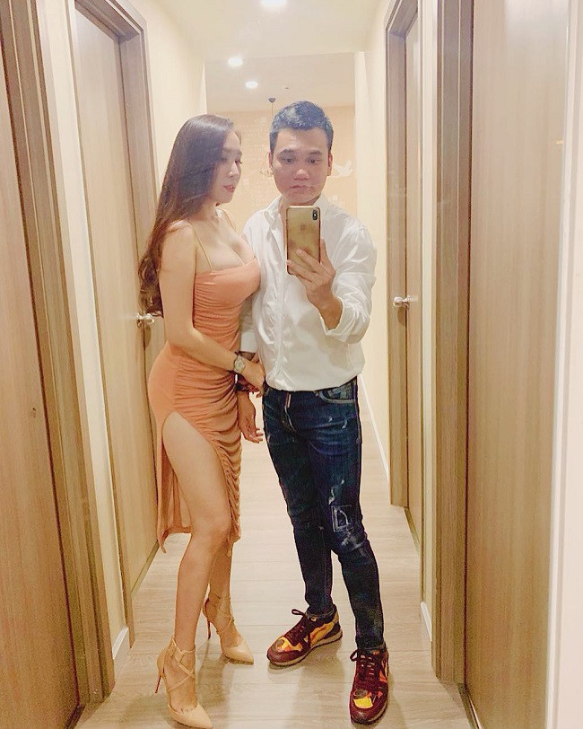 DJ Thảo Bebe từng bị ông xã Khắc Việt hiểu nhầm là người "lăng nhăng, chơi bời, hư hỏng" vì thích phong cách ăn vận gợi cảm, phóng khoáng.