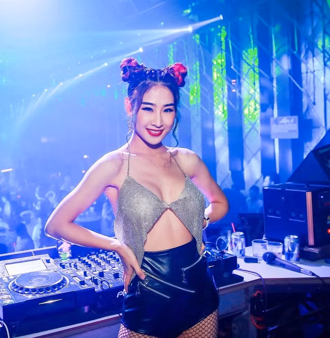 DJ Oxy có quan điểm mặc sexy là để thể hiện tính cách cá nhân, thu hút người đối diện.