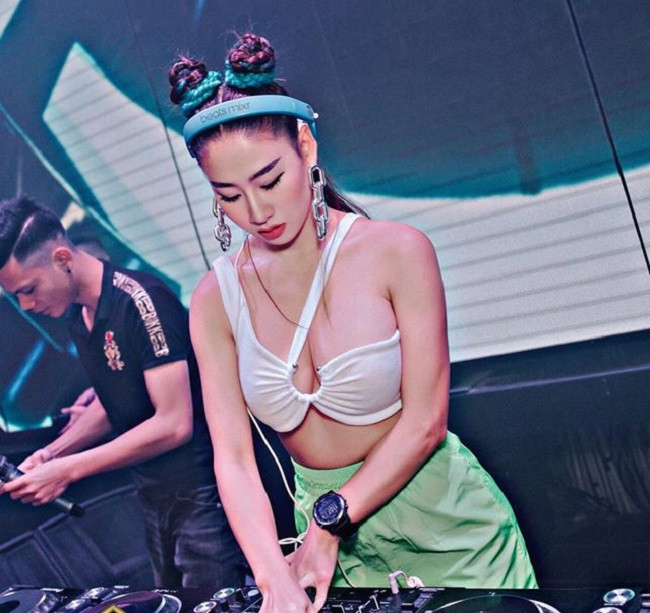 Là một trong những nữ DJ nóng bỏng nhất Việt, DJ Oxy (Cù Thị Ngọc) nhiều lần gây chú ý khi diện đồ phóng khoáng khi đánh nhạc. Nhiều chiếc áo của cô trông na ná nội y.