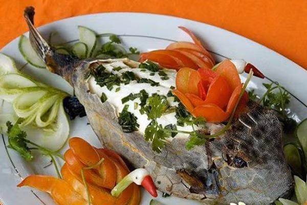 Ngoài ra, bạn có thể thưởng thức cá bò hòm hấp. Món ăn này được chế biến theo một công thức khá đơn giản nhưng lại giữ được trọn vẹn vị ngon của cá bò hòm. Bạn không cần phải chuẩn bị những gia vị cầu kỳ mà vẫn thưởng thức được cái hương vị thơm ngon, hấp dẫn của cá bò hòm đấy. Thịt cá bò hòm không tanh nên khi hấp có kết hợp với một số loại gia vị như hành lá, ớt, gừng lại càng làm nổi bật vị ngon của thịt cá.