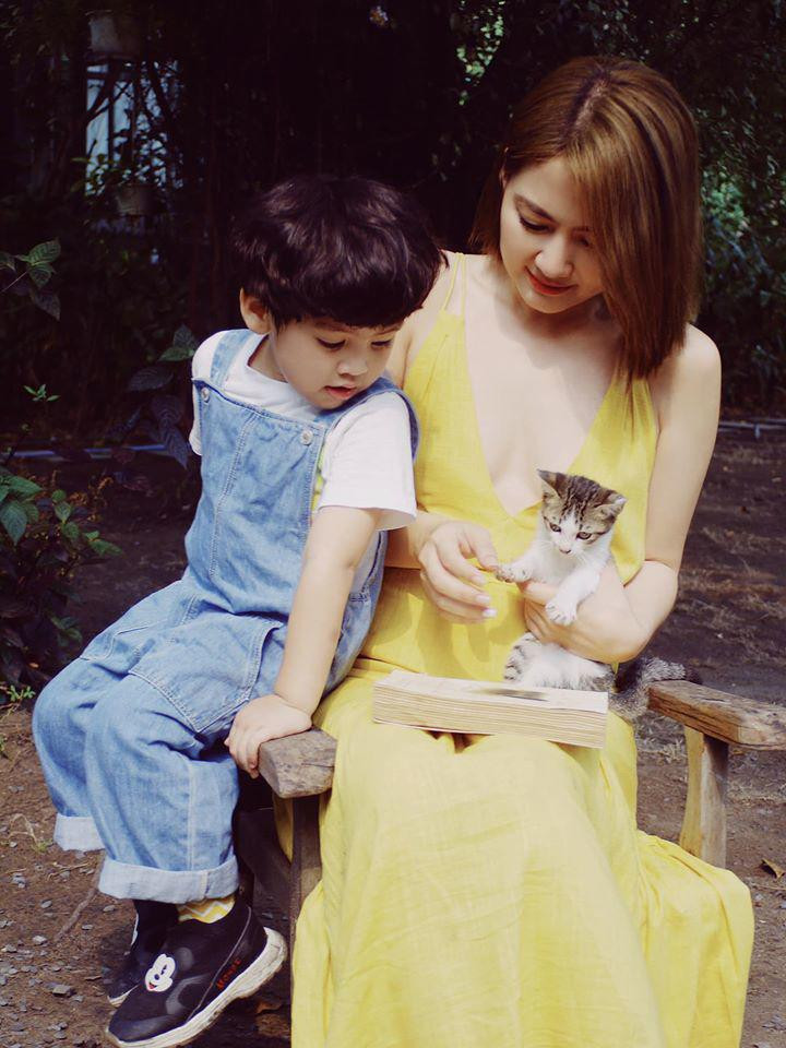 Trong những shoot hình thời trang, cô lên đồ thời thượng nhưng quyến rũ khi tận dụng những mẫu váy áo khoét cổ ngực sâu, khoe vòng ngực tinh tế, vừa độ không quá phô phang.