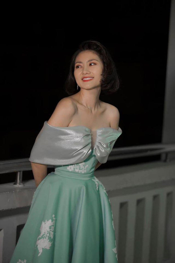 Ngọc Lan khoe vòng một cực quyến rũ trong chiếc đầm trễ vai cực gợi cảm.