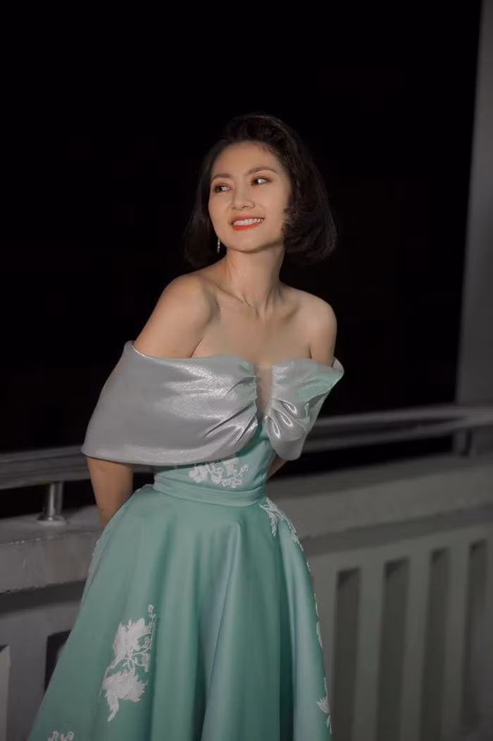 Ngọc Lan khoe vòng một cực quyến rũ trong chiếc đầm trễ vai cực gợi cảm.