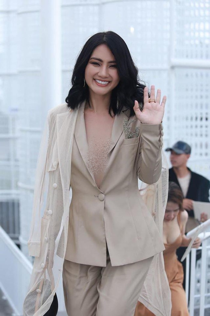 Đi sự kiện, Ngọc Lan mặc suit cánh dơi màu xám không nội y khiến ai cũng phải ngoái nhìn.