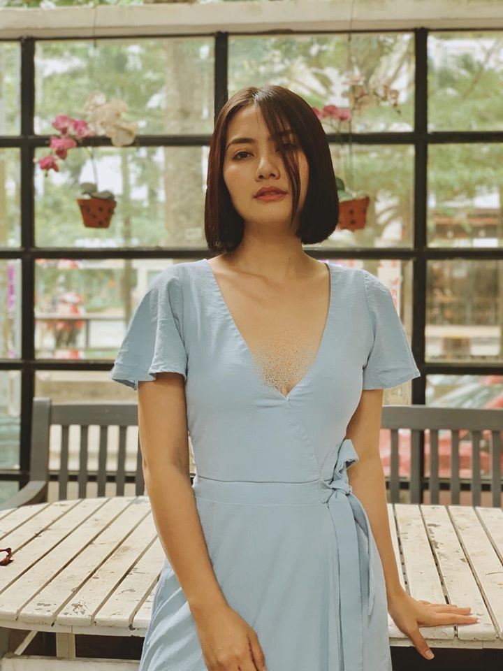 Những mẫu váy cổ khoét chữ V được cô tận dụng triệt để nhằm khoe vòng một đầy đặn.