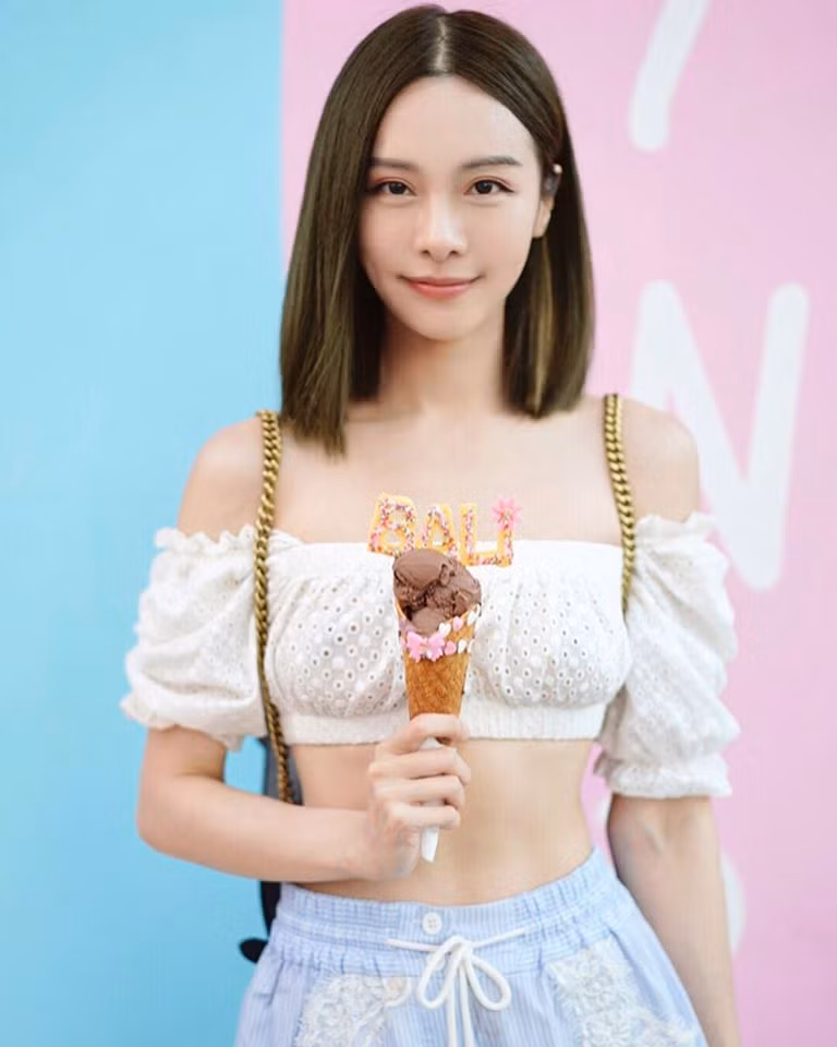 Trong khoảng thời gian này, dưới sự hướng dẫn của huấn luyện viên thể hình, nàng vũ công xinh đẹp sẽ tập phối hợp nhiều bài tập, nhiều dụng cụ tập khác nhau để đạt được kết quả cao nhất.