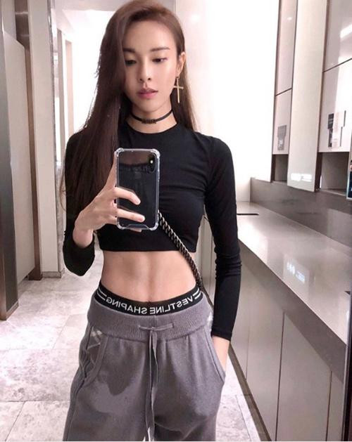 Không chỉ xinh đẹp, Lý Nguyên Linh còn thu hút bởi vóc dáng cân đối, khỏe mạnh cùng một vòng eo nổi múi.