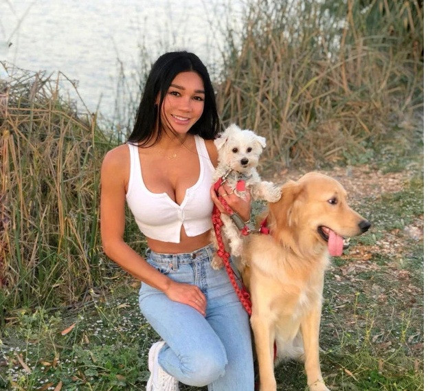 Trên trang cá nhân, bà mẹ một con thường xuyên đăng tải loạt ảnh khoe nhan sắc trẻ trung, quyến rũ. Trang New York Post còn ưu ái gọi cô là "bà mẹ nóng bỏng nhất thế giới".