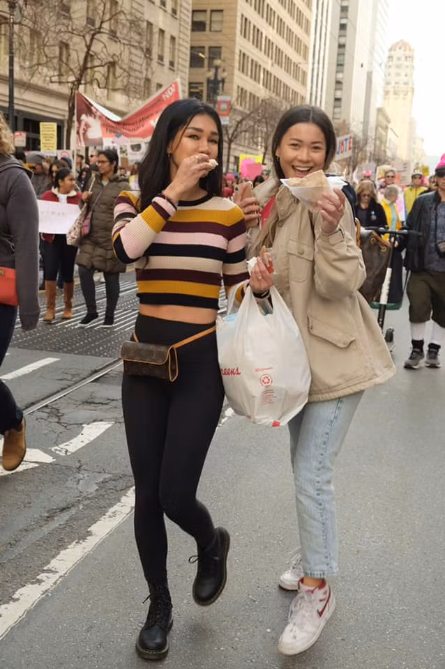 Nhờ chăm chỉ tập thể dục và sở hữu thân hình cân đối, Joleen không ngại khoe dáng trong các trang phục ôm sát nóng bỏng. Phong cách thời trang của bà mẹ 43 tuổi cũng được khen là trẻ trung, cuốn hút, hơn hẳn con gái. Ảnh: FBNV. Video "Bí quyết làm đẹp của sao Việt". Nguồn: VTC.