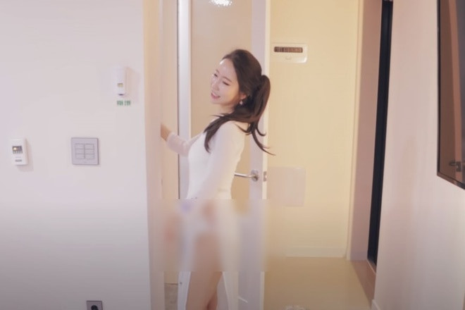 Cụ thể, trong video trên kênh YouTube là Windmin TV, nữ vlogger Hàn mặc áo dài không quần và phía dưới chỉ mặc nội y. Chưa dừng lại ở đó, cô còn liên tục có những hành động khoe vòng 3 khá phản cảm. Được biết, video này được đăng tải từ cuối tháng 4, người quay là bạn trai nữ YouTuber nói trên.