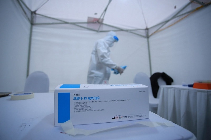 Test nhanh COVID-19 o Ha Noi: Duong tinh roi am tinh... co nen lam xet nghiem?