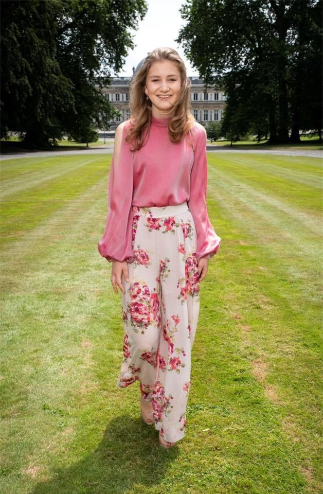 Váy áo họa tiết hoa xinh xắn luôn được Công chúa Elisabeth ưu ái mỗi khi xuất hiện trước công chúng.