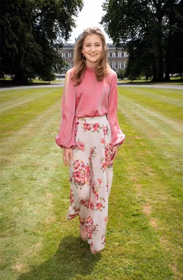 Váy áo họa tiết hoa xinh xắn luôn được Công chúa Elisabeth ưu ái mỗi khi xuất hiện trước công chúng.