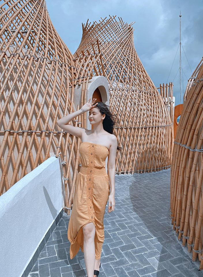 Sau ly hôn Tim, nữ diễn viên Trương Quỳnh Anh một mình nuôi con và được nhận xét ngày càng chuộng gu thời trang sexy, tôn dáng.