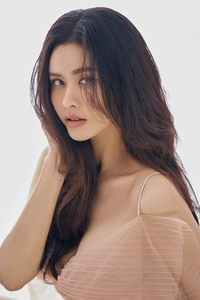 Trong bộ ảnh mới, Trương Quỳnh Anh khoe vóc dáng nóng bỏng và gu ăn mặc gợi cảm của mình.