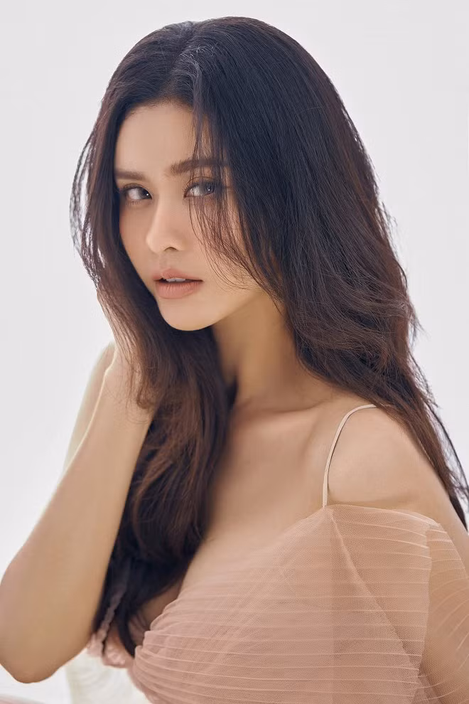 Trong bộ ảnh mới, Trương Quỳnh Anh khoe vóc dáng nóng bỏng và gu ăn mặc gợi cảm của mình.