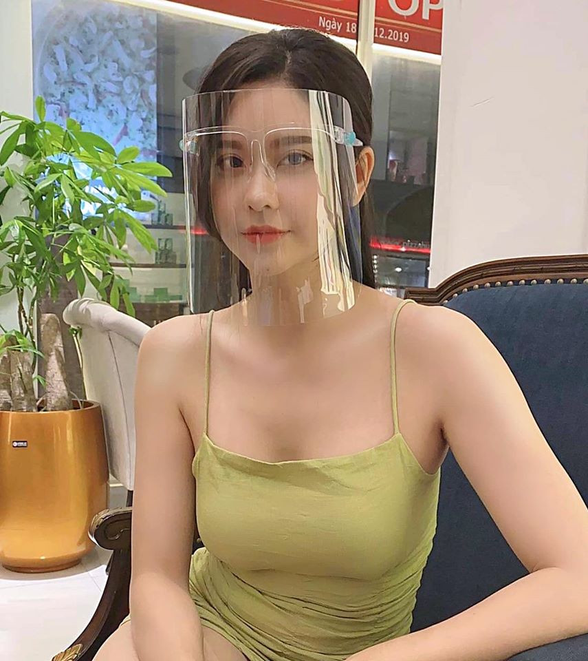 Thời gian gần đây, khi xuất hiện trong các sự kiện giải trí, cô luôn mặc những bộ đầm trễ nải khoe được lợi thế vóc dáng.