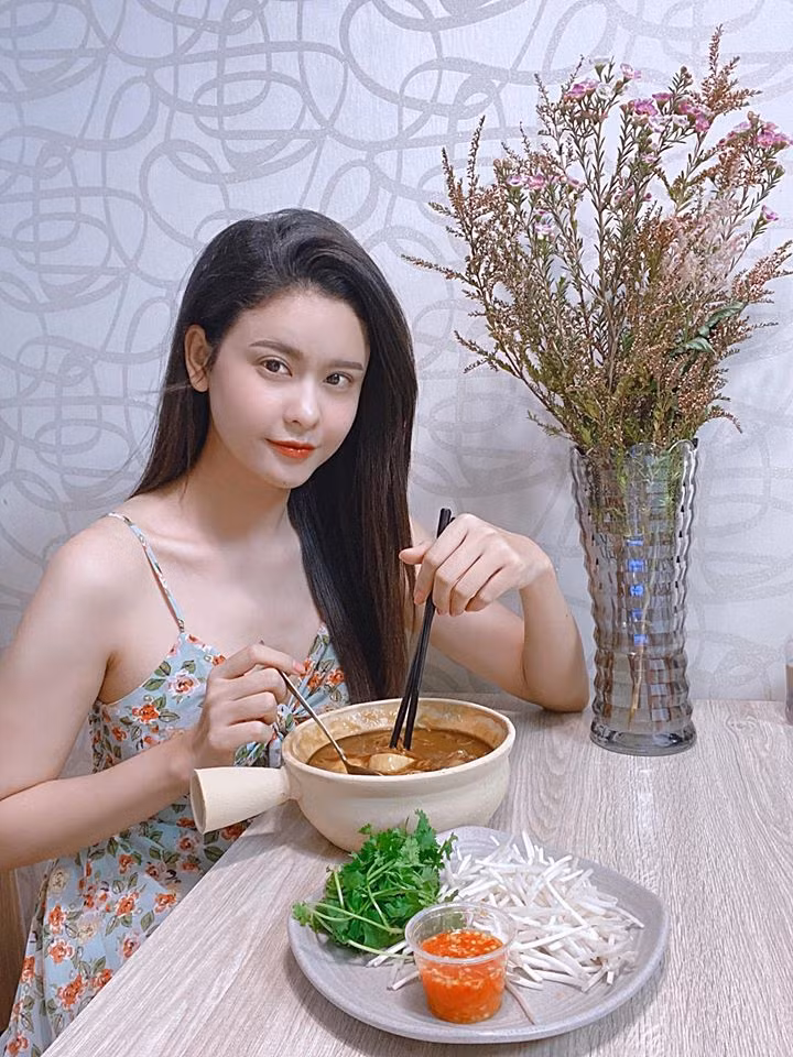 Bước sang tuổi 30 và là mẹ của cậu con trai 7 tuổi, nhưng Trương Quỳnh Anh vẫn giữ được vóc dáng trẻ trung, gợi cảm.