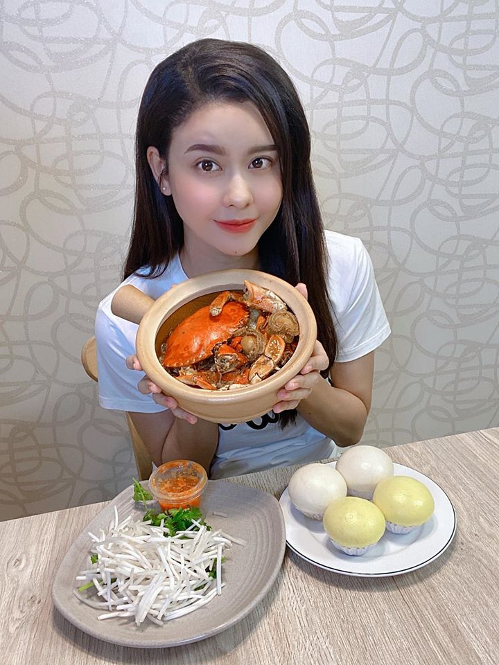 Ngoài đời hay đi sự kiện, cô đều chăm chỉ diện những trang phục gợi cảm, quyến rũ hơn.