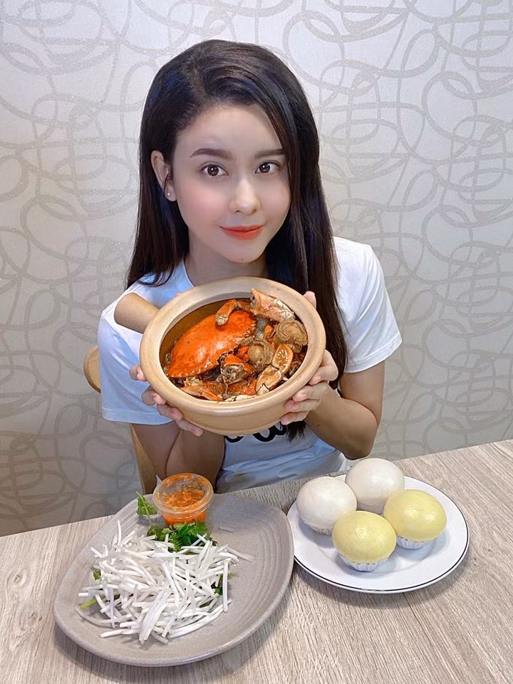 Ngoài đời hay đi sự kiện, cô đều chăm chỉ diện những trang phục gợi cảm, quyến rũ hơn.