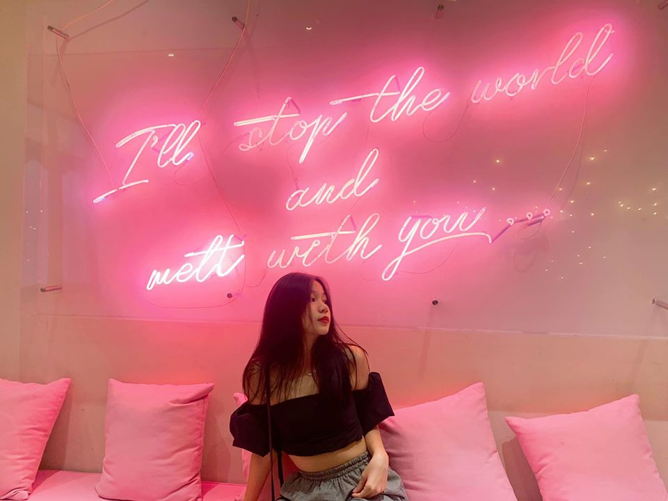 Chiếc áo croptop trễ vai giúp bé Vy Uyên khoe vòng hai nhỏ nhắn.