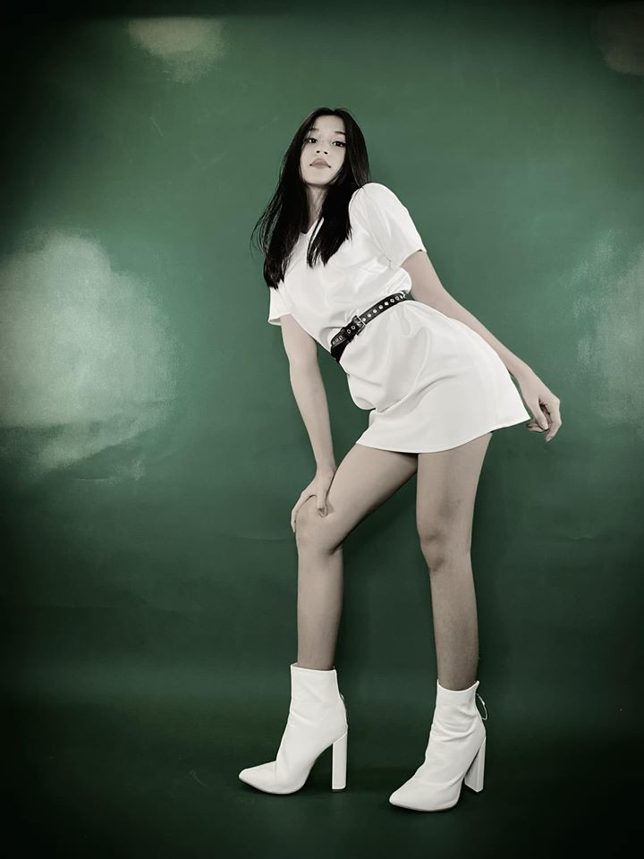 Cô bé trông cực kỳ sành điệu với set đồ white on white sang chảnh.