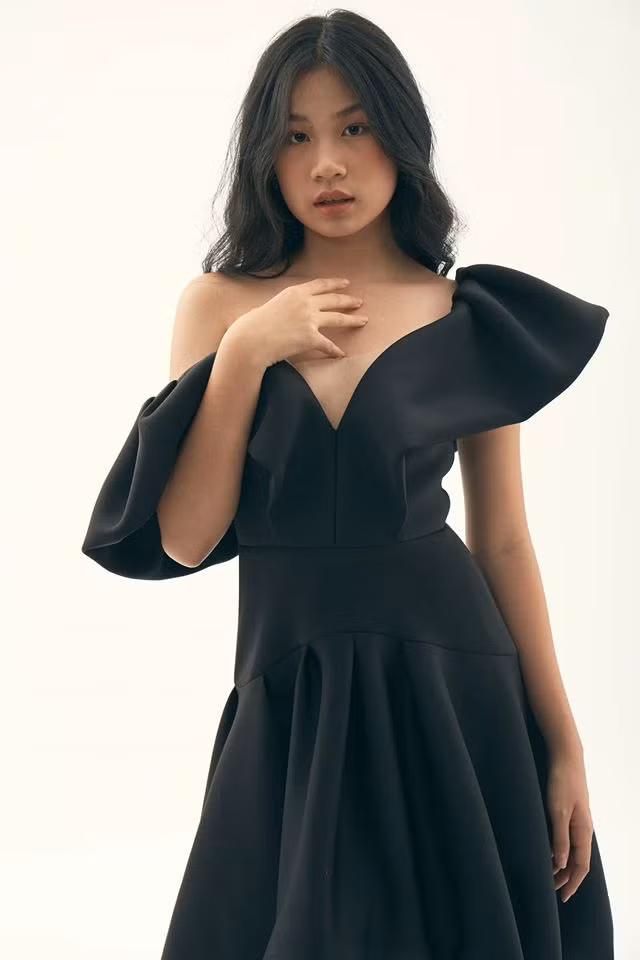 Vóc dáng thon thả của Vy Uyên được tôn lên trong chiếc đầm trễ nải ôm dáng.