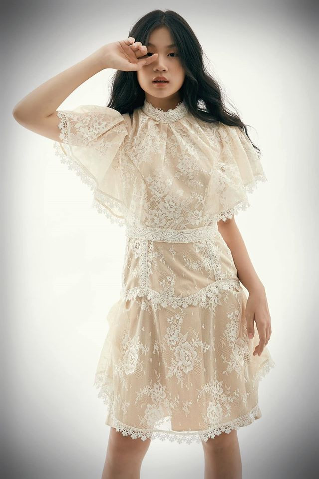Thiếu nữ sinh năm 2005 diện chiếc đầm ren nữ tính và tạo dáng thực sự thu hút.