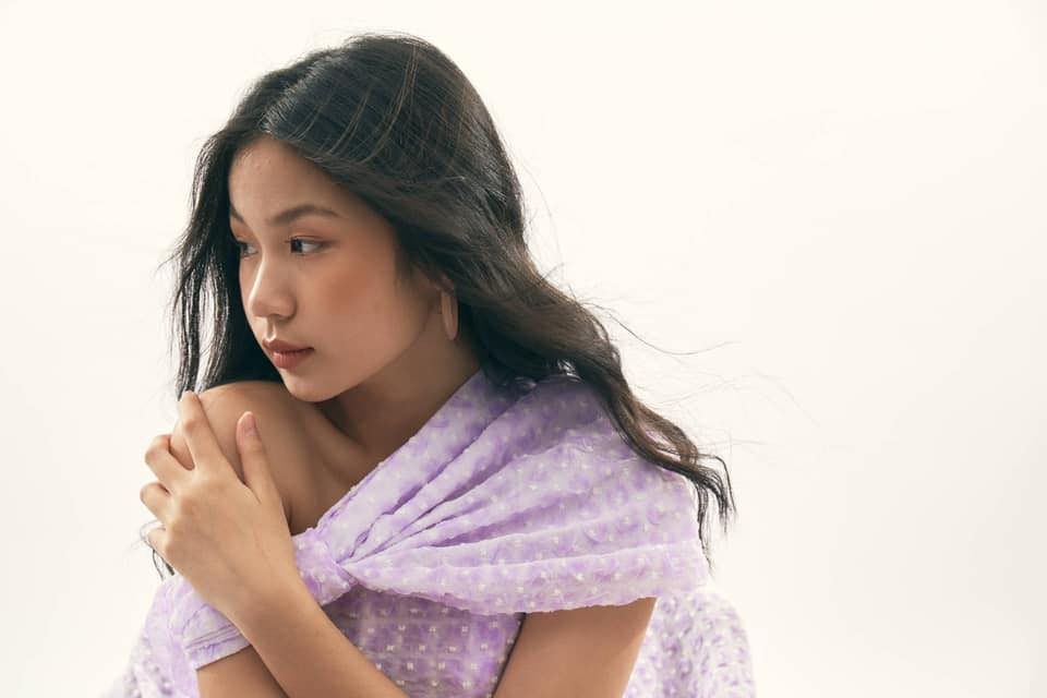 Ở tuổi 15, son gái Lưu Thiên Hương khoe vẻ đẹp ngọt ngào, trong sáng đúng với độ tuổi của mình.