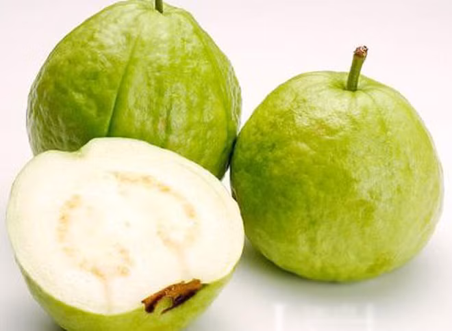 Ổi: tương tự như cam, ổi giàu vitamin C, rất hữu ích để tăng khả năng miễn dịch và tăng số lượng tiểu cầu.