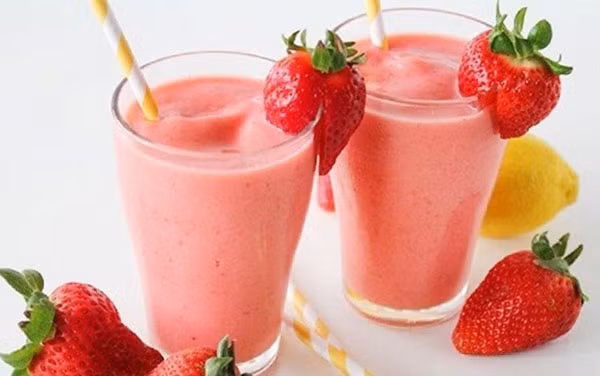 Nước ép từ các loại rau, củ, quả: Vì cơ thể khó tiếp nhận thức ăn cứng, vậy nên uống nước ép sẽ dễ dàng hơn nhiều. Một số loại hoa quả chứa nhiều vitamin A và C như cam, ổi, đu đủ, dừa,... rất tốt cho việc phục hồi.