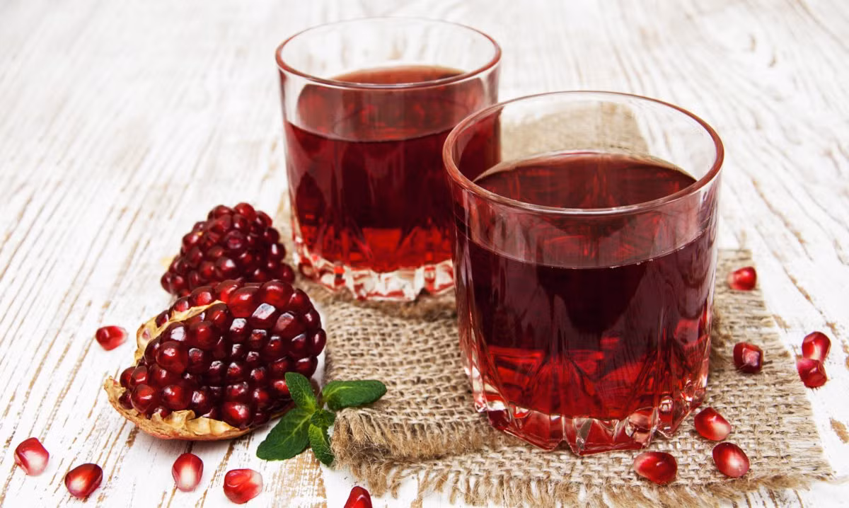 Lựu: Trong quả lựu rất giàu flavonoid polyphenolic, chất này có tác dụng chống lại sự phát triển của vi trùng. Cách làm rất đơn giản, chỉ cần uống một cốc nước ép lựu cùng 2 thìa nước chanh tươi sẽ giúp tăng cường hệ miễn dịch cho người bệnh, giúp lượng tiểu cầu tăng lên đáng kể.